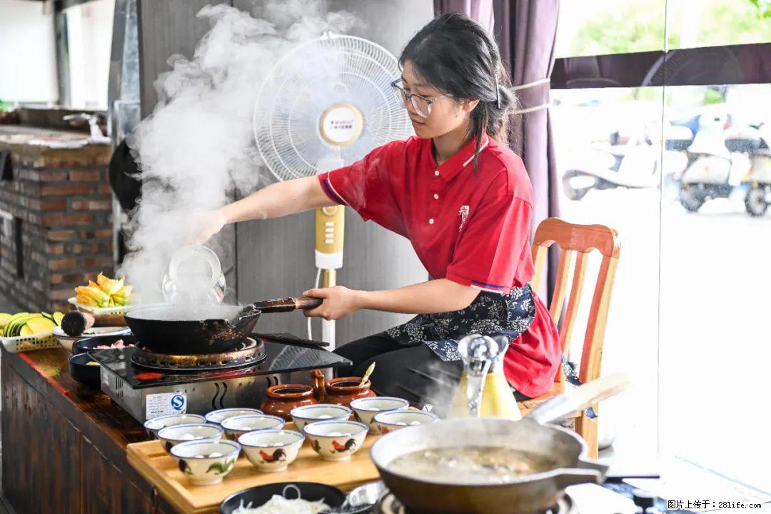 全网追的“扁担女孩”，找了一份暑假工，时薪12元 - 随州生活资讯 - 随州28生活网 suizhou.28life.net